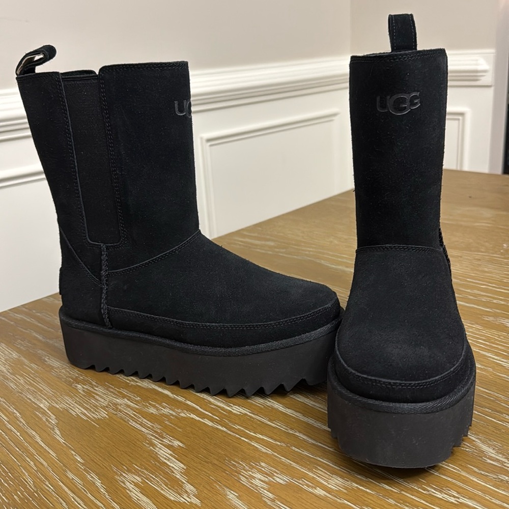 UGG Chelsea Platform Short (Black) - Size 5W or 3Y